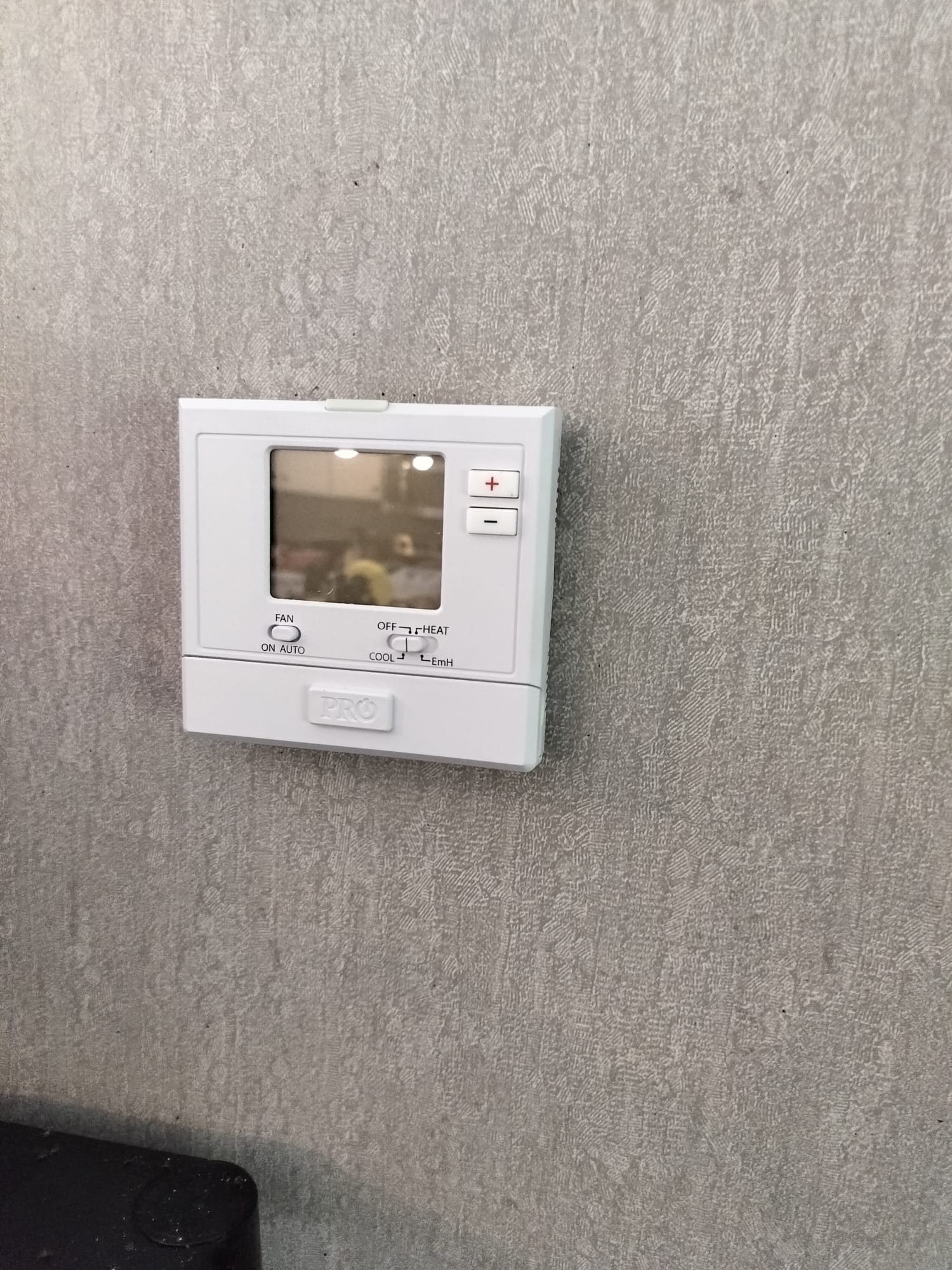 Wall-mounted digital thermostat