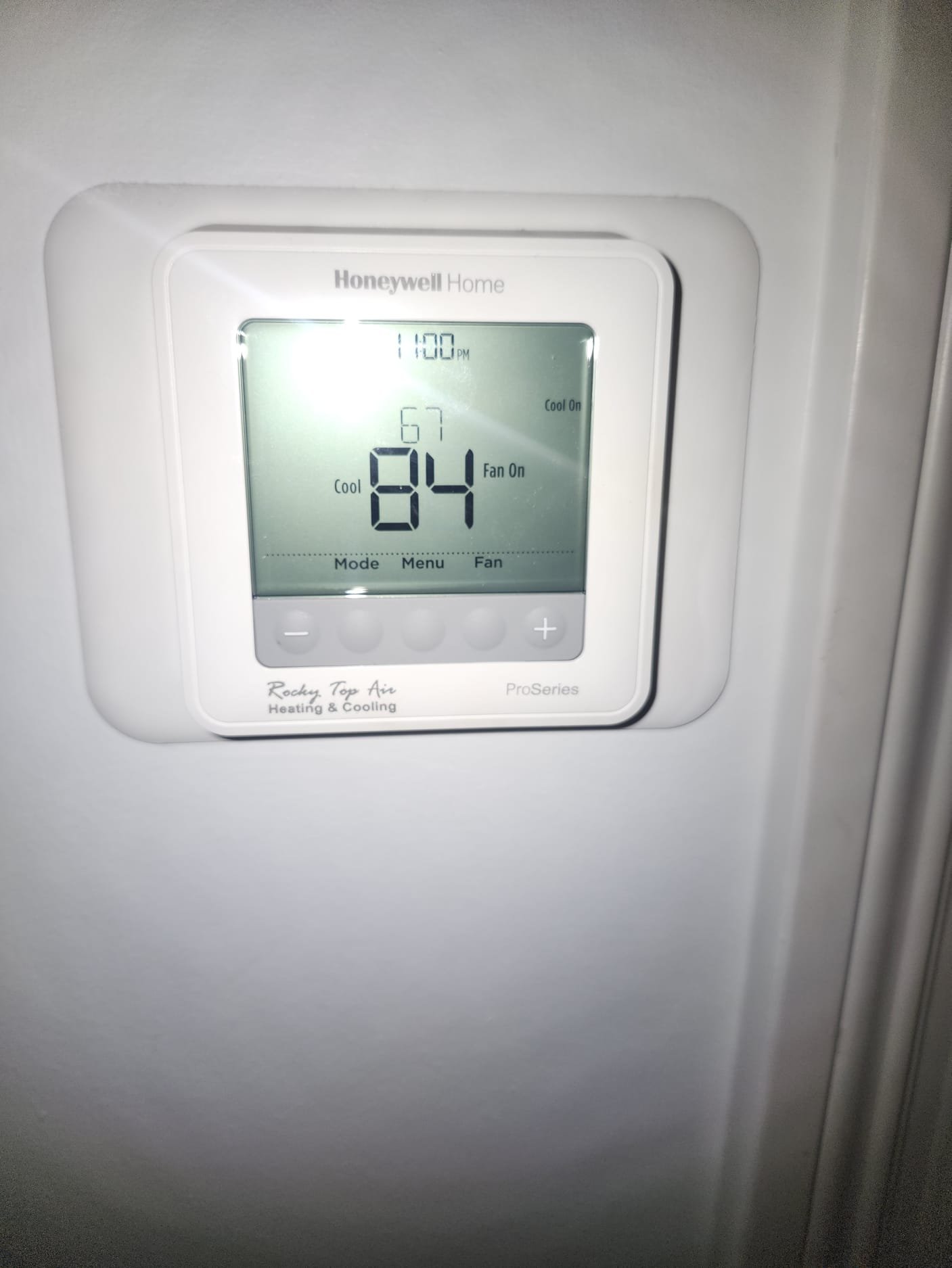 Thermostat display showing a significant gap between set temperature and current room temperature