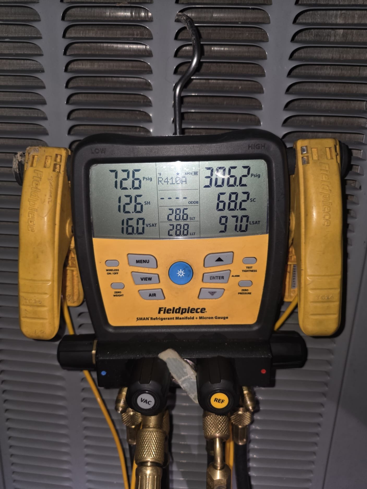 Digital Manifold Gauge in Use