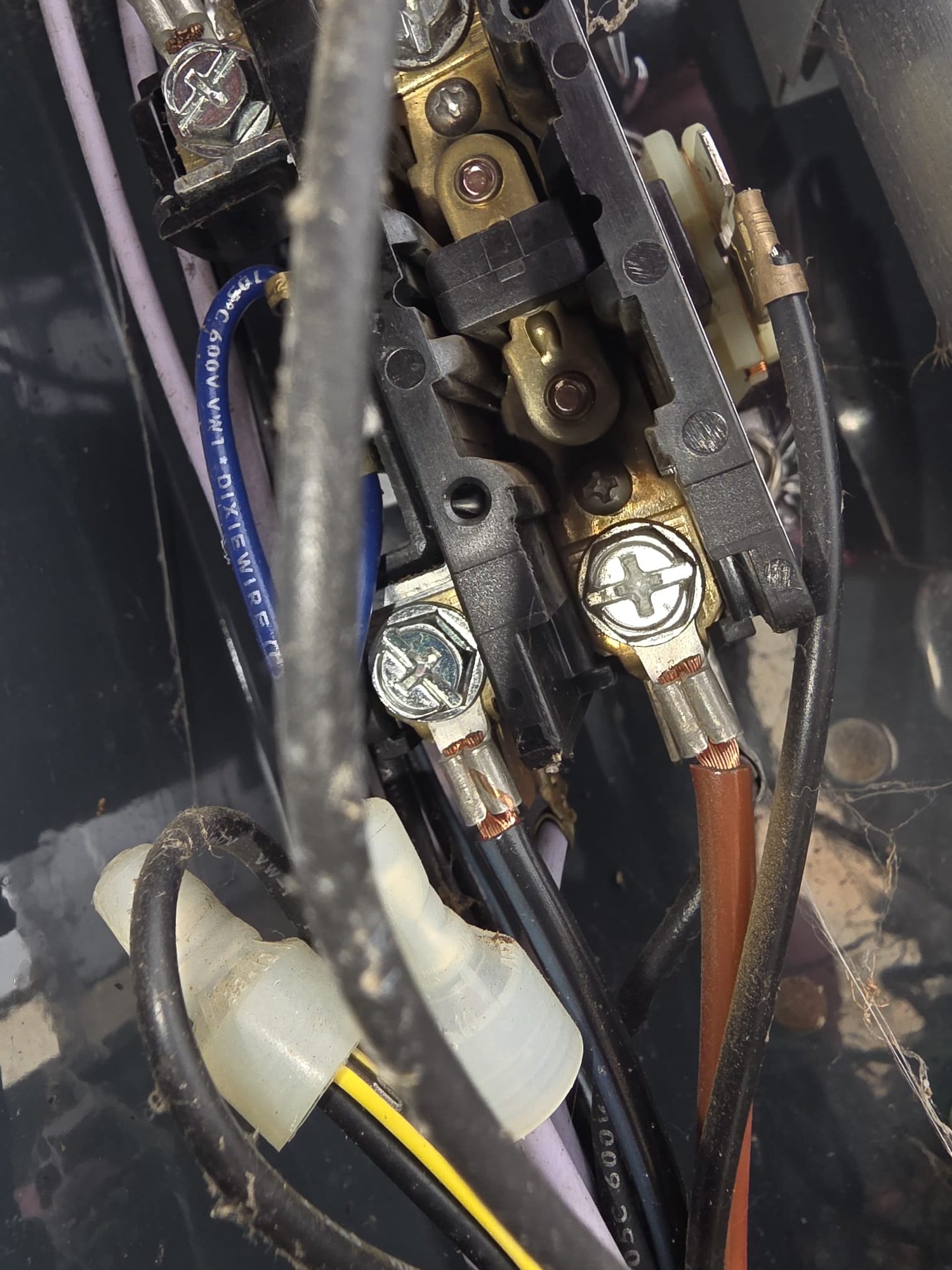 Neat terminal connections after professional inspection